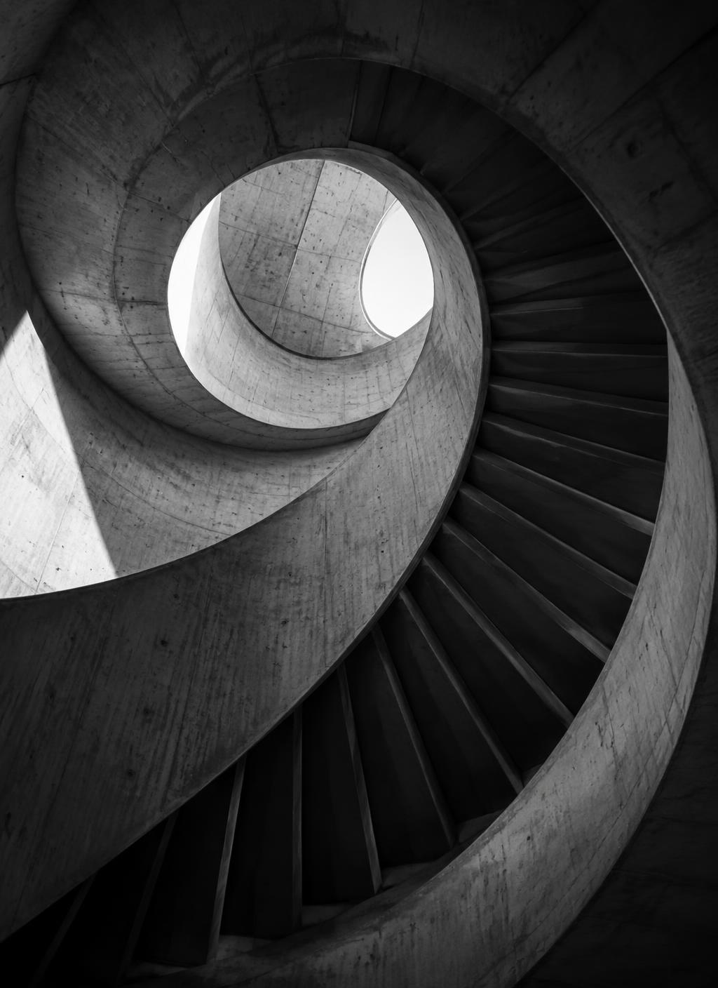 Wendeltreppe aus Beton, von unten fotografiert